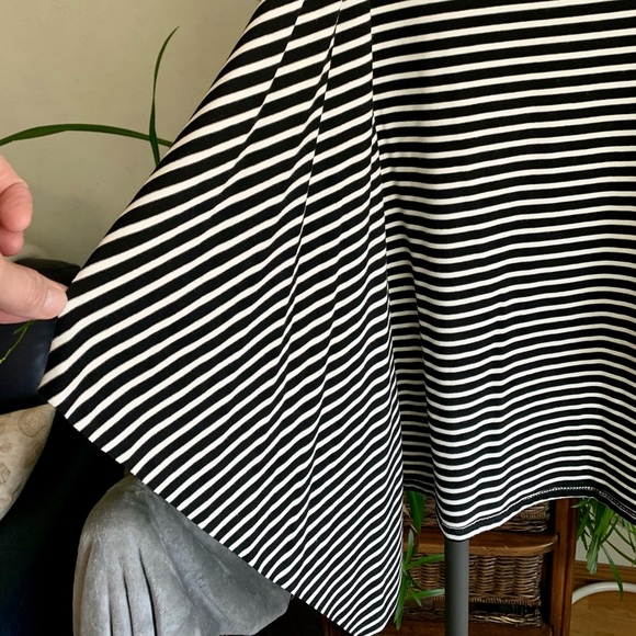 Black & white striped cardigan top. size large. THX - Picture 3 of 6